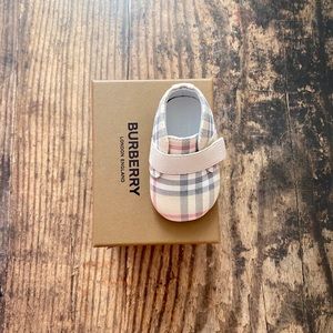Burberry crib booties